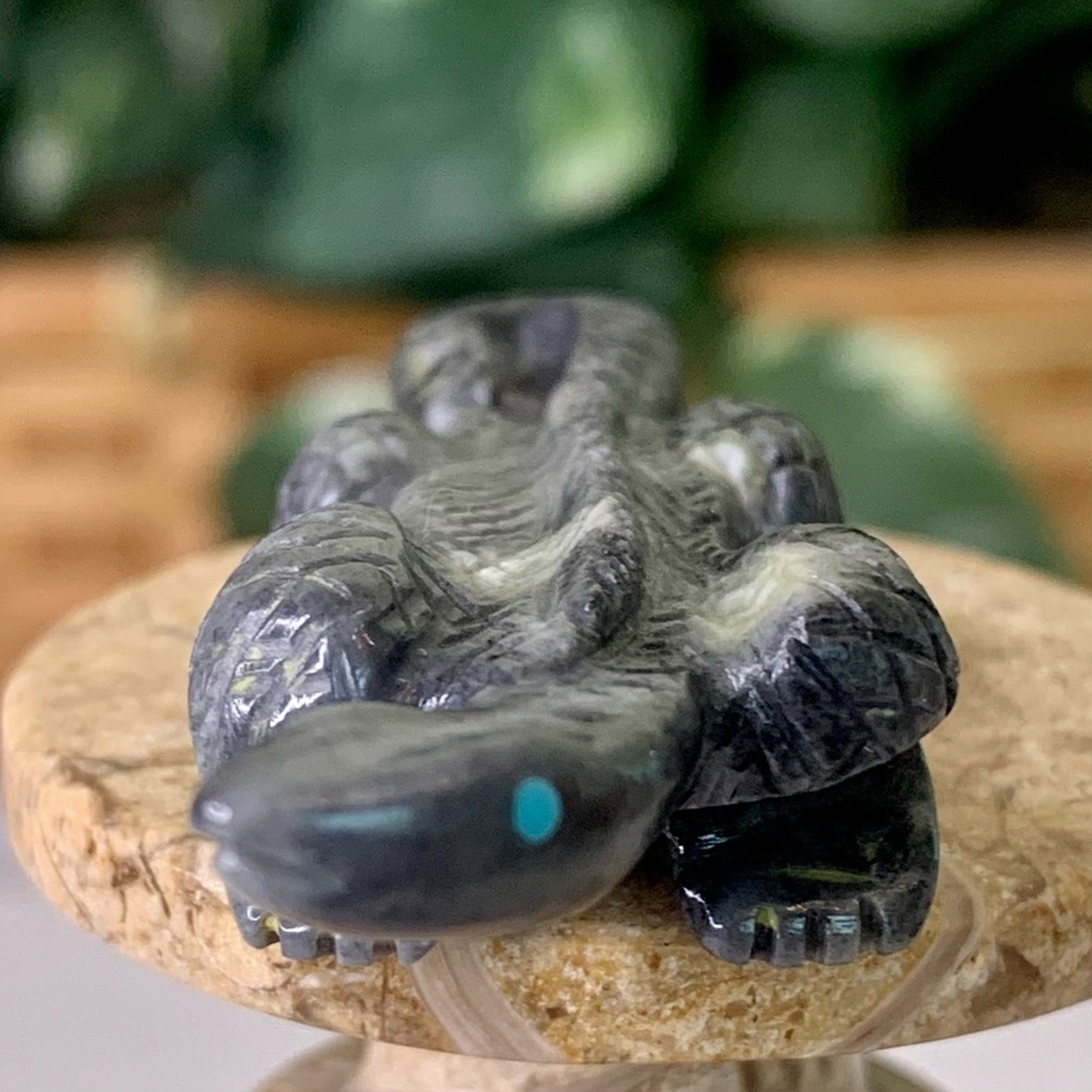 Authentic Zuni Picasso Marble Lizard Fetish Carving Nelson Yatsattie 2.5" Signed - Picture 4 of 16